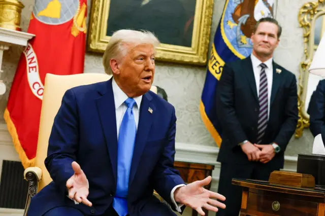 Trump, acompañado por su asesor de seguridad nacional, Michael Waltz (derecha), habla durante una reunión con el primer ministro israelí, Benjamin Netanyahu, en la Oficina Oval de la Casa Blanca en febrero.