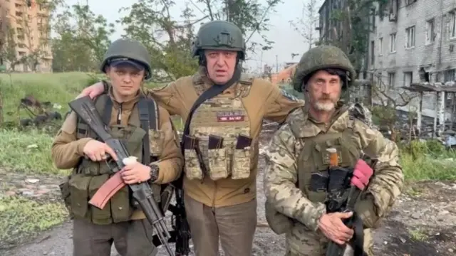 Photo d'archive de Yevgeny Prigozhin posant avec des mercenaires en Ukraine