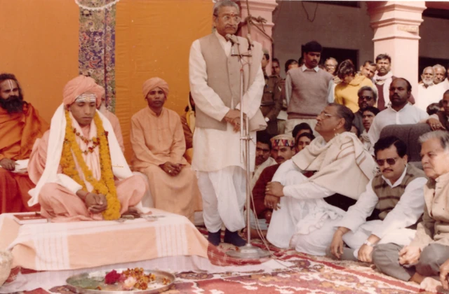 योगी आदित्यनाथ पर किताब लिखने वाले शांतनु गुप्ता ने ये तस्वीर सोशल मीडिया पर साझा की थी. इस तस्वीर में योगी दीक्षा लेते हुए दिख रहे हैं, पास में ही खड़े हैं विश्व हिंदू परिषद के नेता अशोक सिंघल