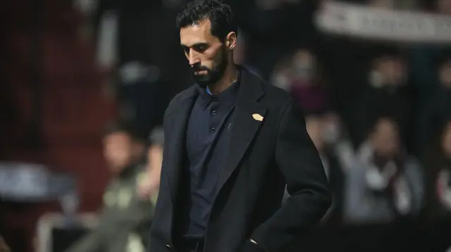 المدرب الإسباني لريال مدريد ألفارو أربيلوا بوجه عابس وسترة سوداء وقميص أسود خلال مباراة التي خسر فيها ريال مدريد ضد ألباسيتي وخرج من كأس الملك