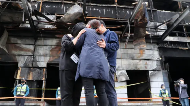 2020년 5월 경기도 이천시 모가면 물류창고 화재 현장에서 유가족들이 오열하고 있다