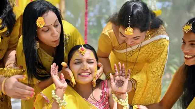 ਹਿੰਦੂ ਭਾਈਚਾਰਿਆਂ ਵਿੱਚ ਹਲਦੀ ਨੂੰ ਵਿਆਹਾਂ ਵਰਗੇ ਤਿਉਹਾਰੀ ਮੌਕਿਆਂ 'ਤੇ ਖੁਸ਼ਹਾਲੀ ਦੇ ਪ੍ਰਤੀਕ ਵਜੋਂ ਵਰਤਿਆ ਜਾਂਦਾ ਹੈ