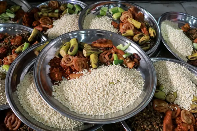 বাংলাদেশের মানুষ ইফতারে খেজুর, ছোলা-বুট, ভাজাপোড়া, ফলমূল ইত্যাদি খান।