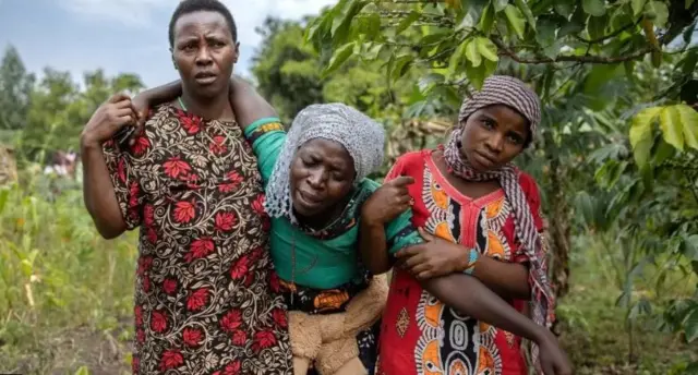 E mere ọtụtụ akwamozu n'akụkụ obodo ahụ dị iche iche n'ụbọchị ụka