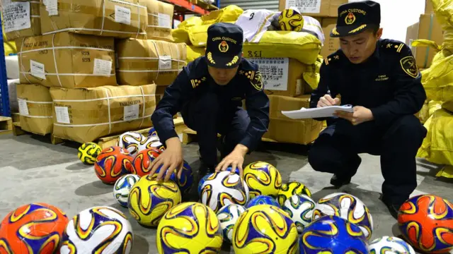 Policías con balones