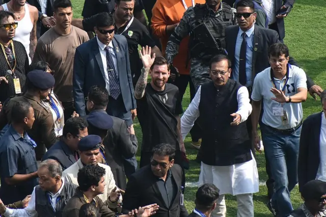 মেসির সঙ্গে গা ঘেঁষে ছিলেন রাজ্যের ক্রীড়া মন্ত্রী অরূপ বিশ্বাস (সাদা কুর্তা পাজামা, কাল কোট গায়ে)