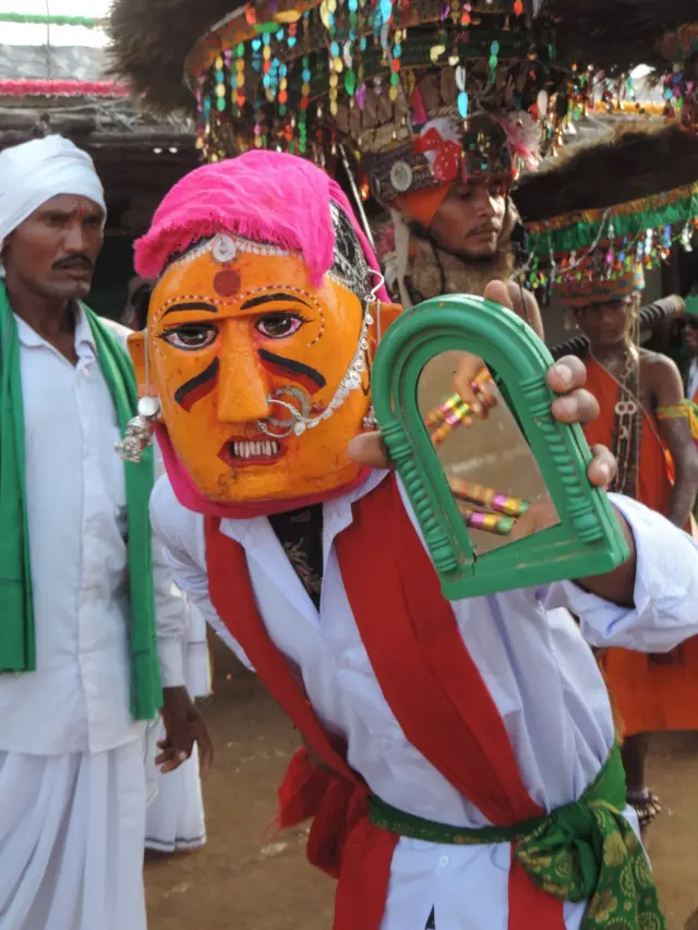 దండారి ఉత్సవంలో గోండు ఆదివాసీ విచిత్ర వేషధారణ 