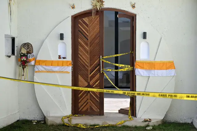 Pintu masuk menuju sebuah vila, tempat seorang warga Australia ditembak mati dan seorang lainnya terluka, dibarikade oleh barisan polisi di desa Munggu, Kabupaten Badung, pulau wisata Bali, Indonesia, pada 15 Juni 2025.