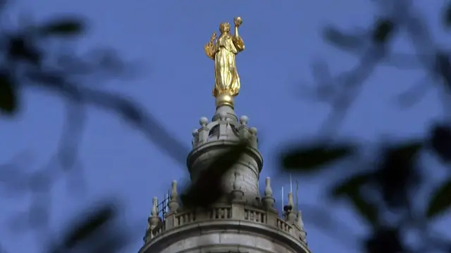 A estátua no topo da prefeitura municipalcasa de apostas traducaoManhattan