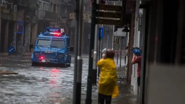 澳門部份地區水浸，水深及膝。