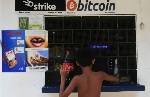 Garoto comprando com bitcoin