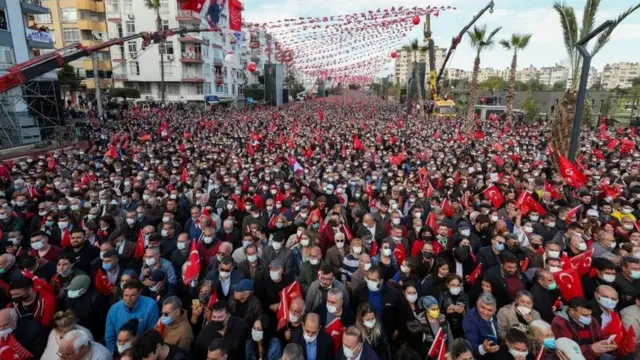 विपक्षी रिपब्लिकन पीपल्स पार्टी की एक रैली में समर्थकों की भीड़.