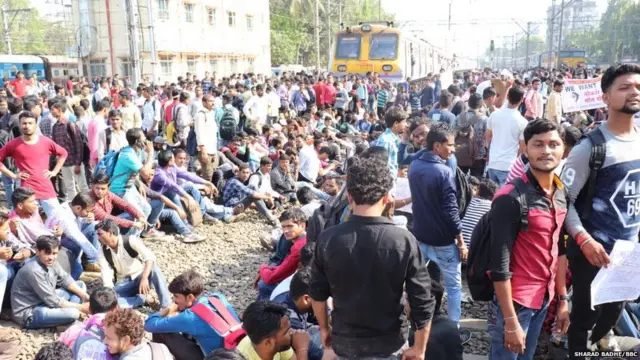 मुंबईत मांटुगा-दादर स्थानकादरम्यानच्या रेलरोकोची क्षणचित्रे