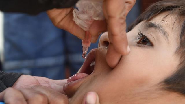 Un enfant se fait vacciner contre la polio à Karachi, au Pakistan.