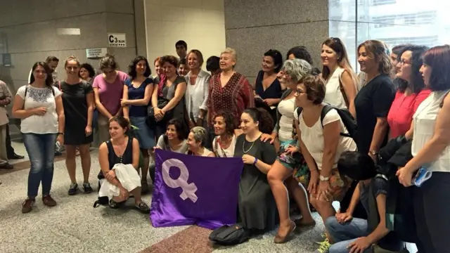 Ayşe Düzkan'a destek vermeye gelen kadınlar adliye koridorunda