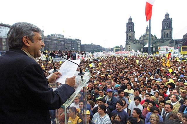 AMLO en campaña por la jefatura de gobierno de Ciudad de México (2000).