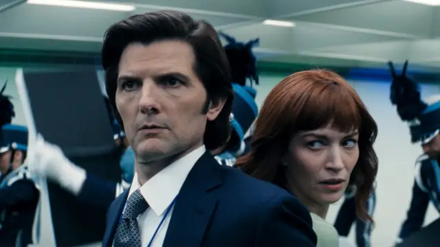 Michael Sheen y Britt Lower en una escena de Severance
