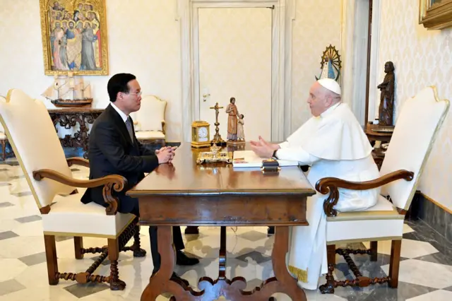 Chủ tịch nước Võ Văn Thưởng diện kiến Giáo hoàng Francis trong chuyến thăm Vatican vào tháng 7/2023
