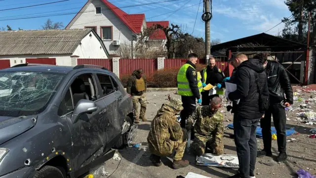 Робота правоохоронців на міці вибуху