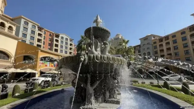 లా పెర్లా కృత్తిమ ద్వీపం 