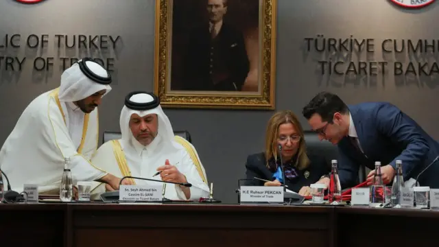 Türk lirasının tarihinin en değersiz seviyesine geldiği günlerde Türkiye Katar ile 15 milyar dolarlık bir yatırım anlaşması imzaladı