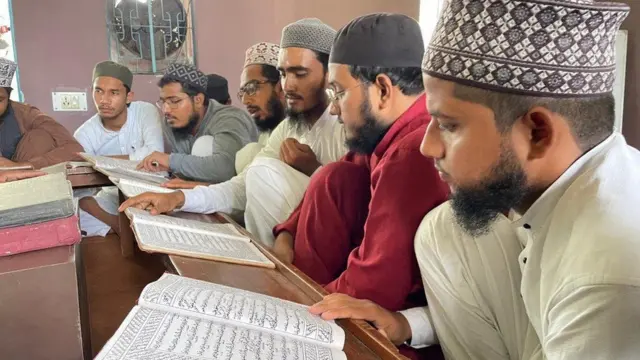 लखनऊ के एक मदरसे में छात्र