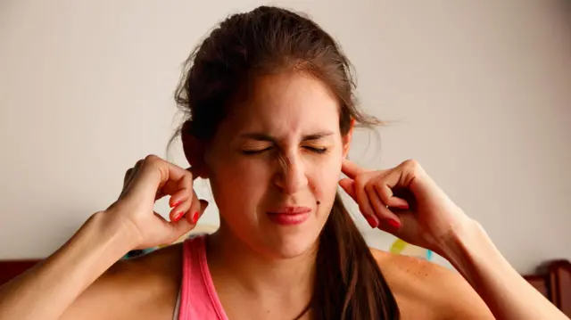 काही लोकांच्या कानात सतत विशिष्ट आवाज का येत राहातो? या आजारावर काय उपचार आहेत?