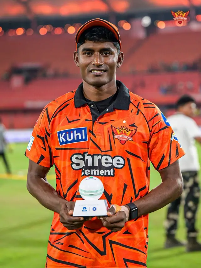 රාජස්ථාන් රෝයල්ස් කණ්ඩායම සමග පැවති තරගයෙන් පසුව කුසලානයක් අතැතිව සිටින සකිබ් හුසේන්