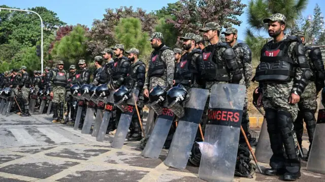 इस्लामाबाद में मौजूद पुलिसकर्मी