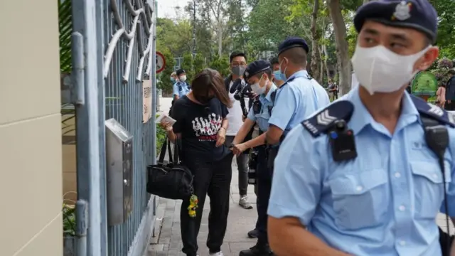 홍콩 경찰이 빅토리아 파크 근처에서 한 여성을 심문하고 있다