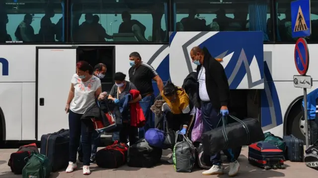 İngiltere'ye mevsimlik tarım işçisi olarak gelen Romanya vatandaşları Bükreş'te uçağa binmeden önce