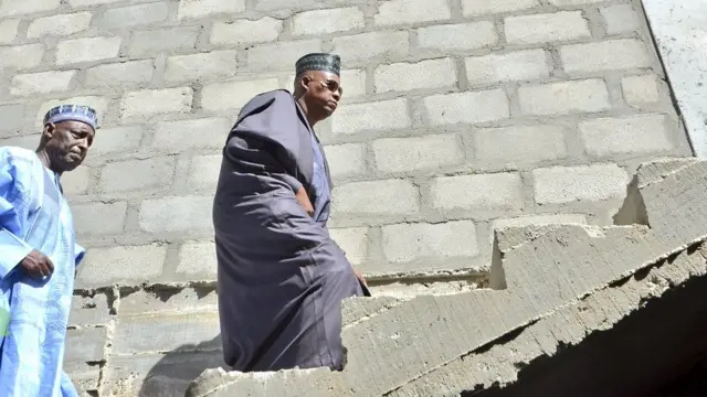 Gwamnan jihar Borno Kashim Shettima yayin da yake duba wani aiki a Jami'ar jihar Borno ranar Laraba