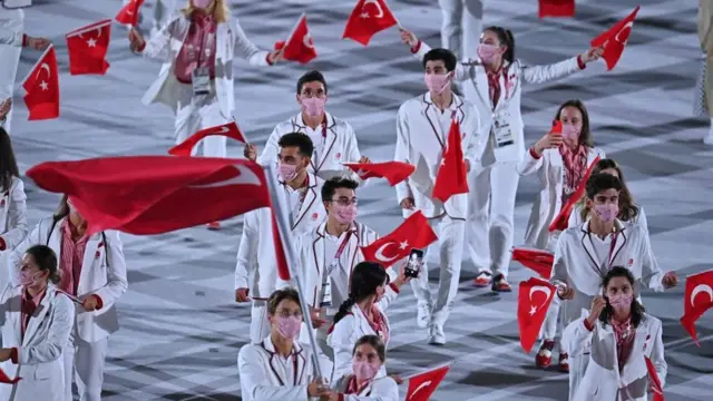 Türkiye'yi temsil edecek sporcular geçit töreninde.