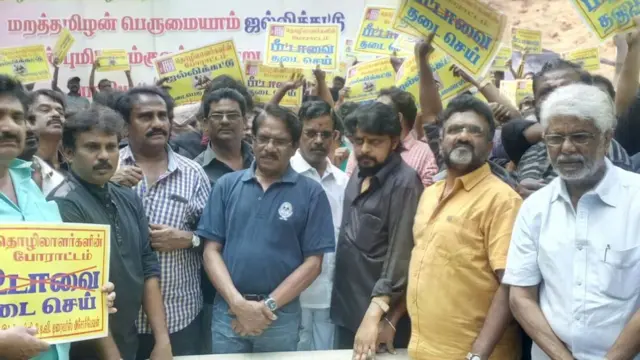 பதாகைகளுடன் தமிழ் திரைப்பட இயக்குநர்கள் ஜல்லிக்கட்டு ஆர்ப்பாட்டம்