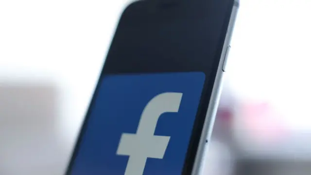 Logo de Facebook en un iPhone