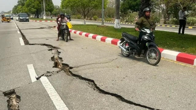 ভূমিকম্পে মিয়ানমারের নেপিডো'র সড়কে ফাটল ধরেছে