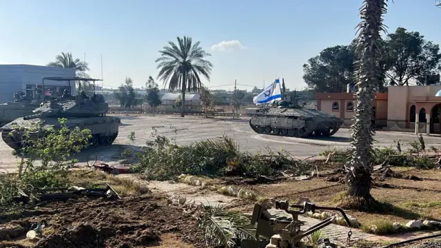 تانک‌های اسرائیلی در سمت فلسطینی گذرگاه رفح