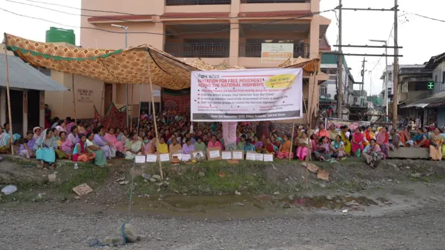  प्रदर्शन करती मैतेई महिलाएं