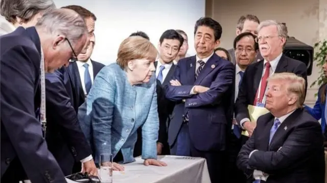 Bà Merkel (giữa) dẫn đầu nỗ lực đàm phán với ông Trump về thương mại tại Thượng đỉnh G7 ở Canada hồi tháng trước