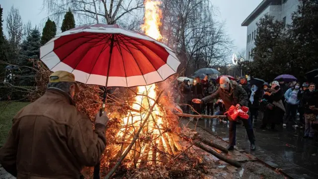 прихожане жгут ветки на костре