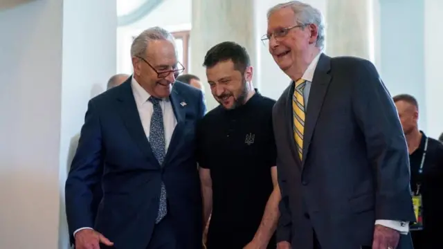 Chuck Schumer, chef de la majorité au Sénat américain, Mitch McConnell, chef de la minorité au Sénat américain, et Volodymyr Zelensky, président de l'Ukraine.