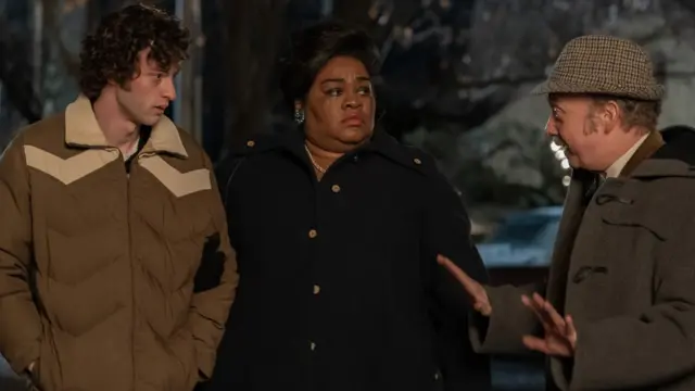 Dominik Sesa, Davine Džoj Randolf i Pol Đamati u filmu The Holdovers