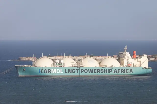 Vue d'ensemble d'un méthanier au large de Dakar, le 23 janvier 2025.