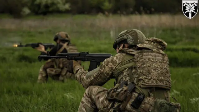 Abasirikare ba Ukraine bo muri Brigade ya 128 irwanira mu misozi miremire. Ifoto yo mu bubiko