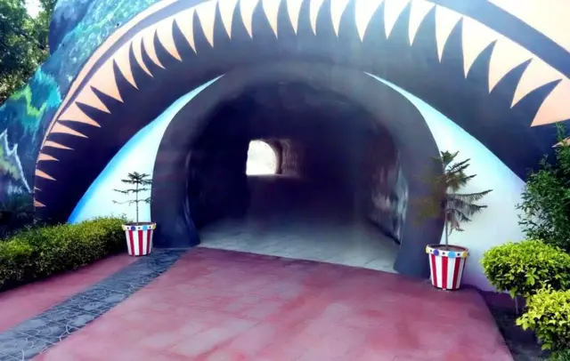 சிங் மாளிகையின் குகை போன்ற நுழைவாயில்