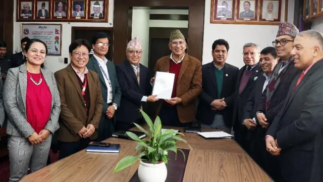 अर्थमन्त्री विष्णुप्रसाद पौडेल र आर्थिक सुधार सुझाव आयोगका पदाधिकारीहरू 