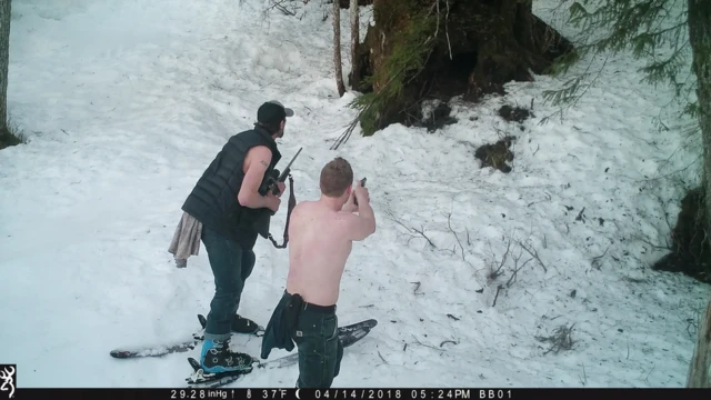 Andrew y Owen Renner apuntando con dos armas a los osos.