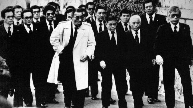 Grupo de mafiosos em Tóquio, em 1960, no auge da Yakuza
