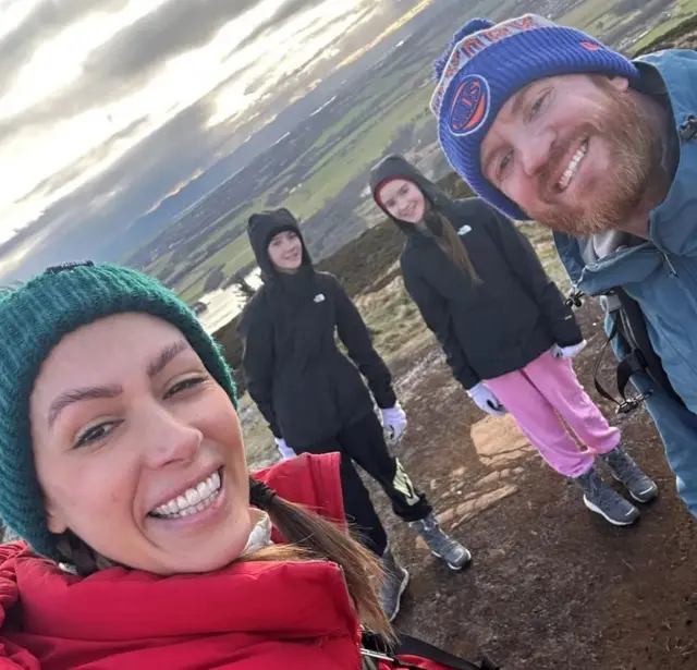 ایڈیل جانسٹن اپنے شوہر شان اور جڑواں بیٹیوں کلارا اور شینن کے ساتھ