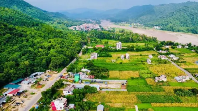 दाङको भालुवाङ जस्ता पूर्व-पश्चिम महेन्द्र राजमार्गस्थित केही साना र पुराना बजारका कतिपय भूभाग वनक्षेत्रमा पर्ने जानकारहरू बताउँछन्